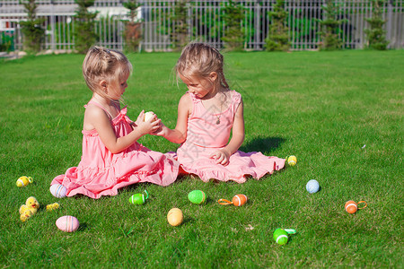 两个可爱的小女孩玩复活节鸡图片