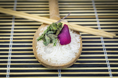 用木筷子在木勺上放米饭图片