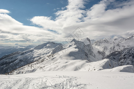 满山积雪有可见的树木线和从右侧传播高清图片