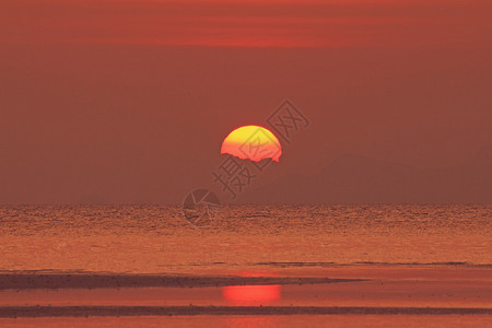 红日落在海面上有金背景图片