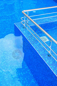 蓝色游泳池图片