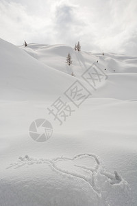 箭头刺穿了在雪地上画的心背景图片