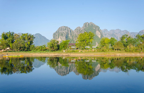老挝万荣南宋河边的宁静景观图片