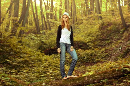 迷人的漂亮女孩在森林里图片素材