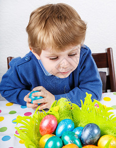 小孩男孩对狩猎复活节鸡蛋感到高兴背景图片