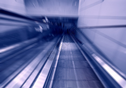 现代室内机场的自动扶梯图片