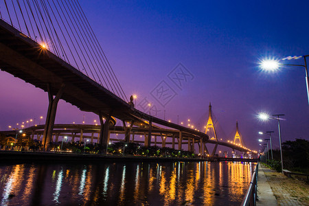 泰国曼谷拉玛9河边的夜间桥梁图片