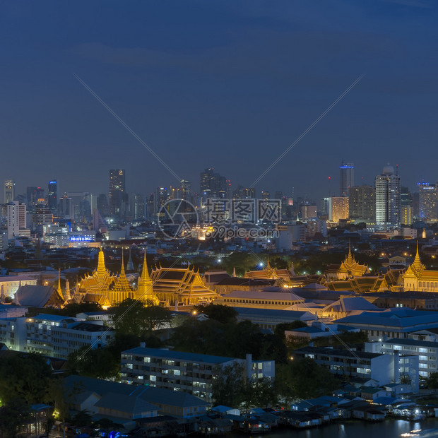晚上在曼谷的泰国大皇宫图片