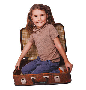 坐在一个手提箱里旅行的黑发女孩白图片