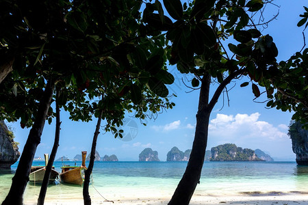 泰国邦加湾高红岛带树头和长尾船的平定热带沙滩图片