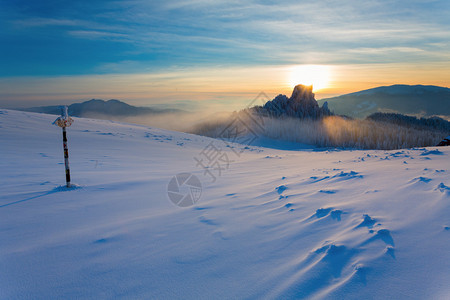 日落时山上雪中图片