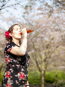 春天野餐时喝果汁的美女图片