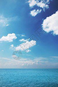 寒风的夏日大海上背景图片