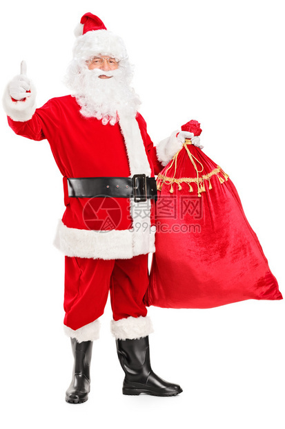 一个圣诞老人的全长肖像拿着一袋礼物给一个在白色背景上图片