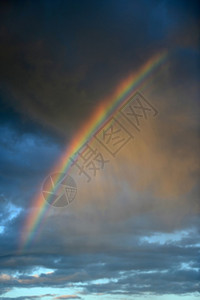 多云的天空中的七彩虹背景
