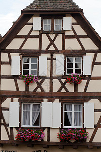 在法国阿尔萨斯著名的葡萄酒路线沿的Eguisheim村图片