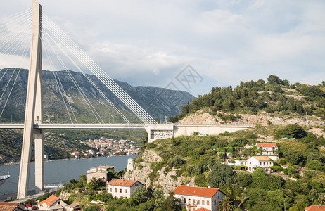 在Dubrovnik的红屋顶上用现代吊图片