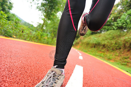 跑步运动员在追逐女健身慢跑锻图片