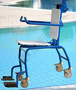 blu残疾人使用残疾人游泳池的教图片