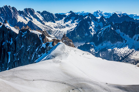 MontBlanc山群夏季风景见AiguilleduMidiMou图片