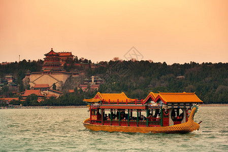 北京有历史建筑和船的夏图片