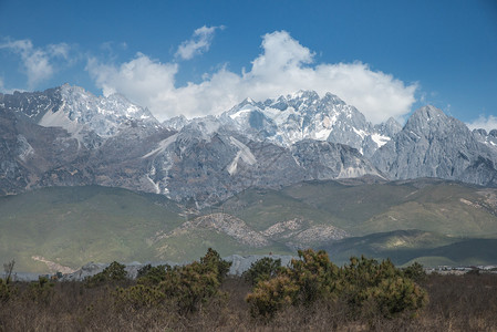 云中的玉龙雪山图片