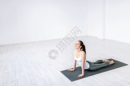 开场造险！亚马尔突破后横传中路，德容越位在先的抢点打门偏出