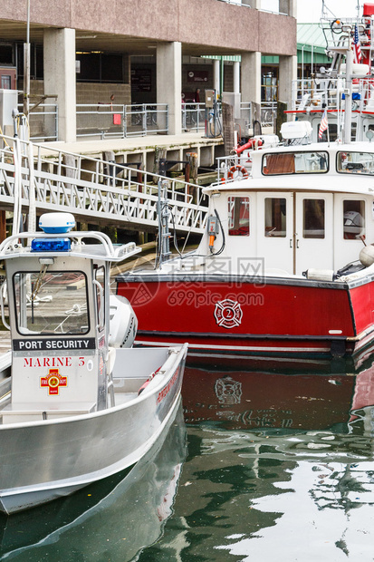 港口保安和一艘红色消防船图片