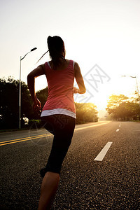 跑在路上的赛车运动员女健身日出慢跑锻图片