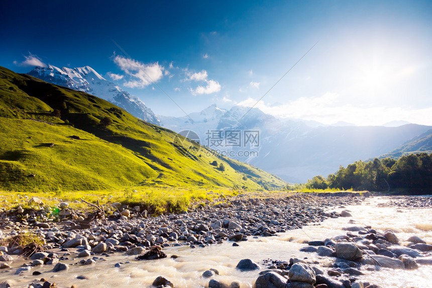 Tetnuldi冰川脚下山谷的河流图片