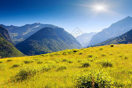在Zhabeshi村上斯瓦内蒂格鲁吉亚欧洲高加索山脉美貌世界等高山草图片