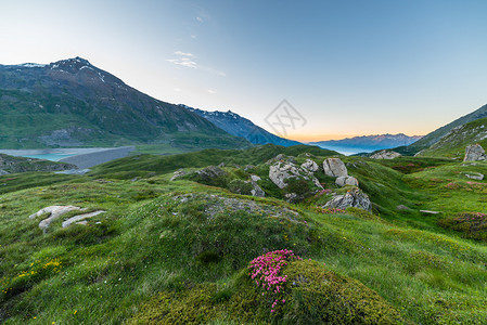 黎明时高海拔高山风景在地表和大湖背景背景图片