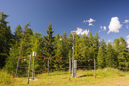 意大利阿尔卑斯山高空气象站有绿竹林图片