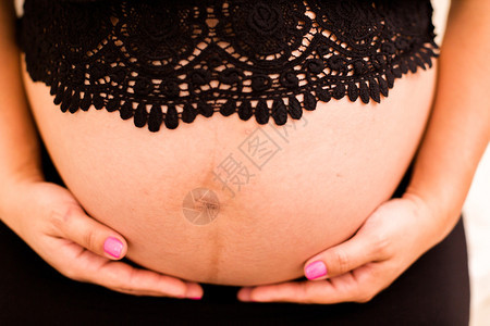 怀孕最后一个月的年轻孕妇图片