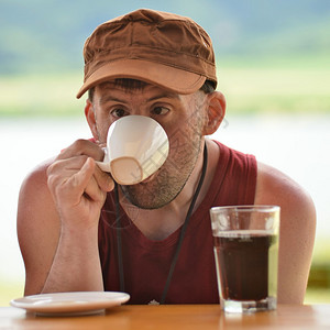 患有唐氏综合症的人在户外喝咖啡图片