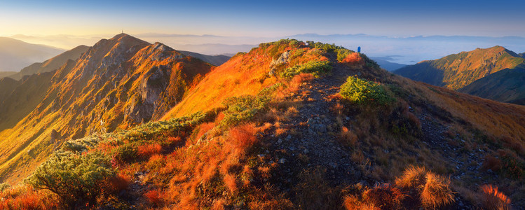 山坡上的太阳第一线山脊的风景无处不在图片