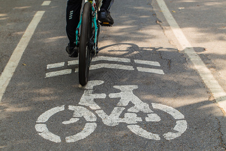 自行车道上的骑自行车者公园里骑自图片