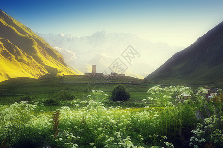 山上的教堂与山上的景观在山谷的早晨Ushguli村图片