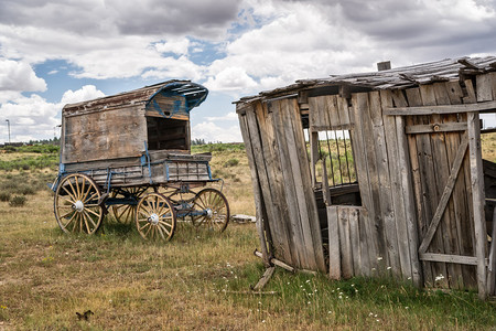 一只老的西部警长的马车坐在孤独的边境草原上风暴图片