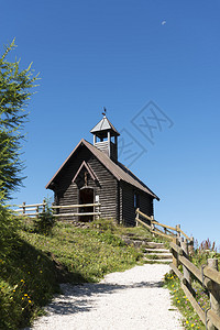 夏日山路尽头的教堂背景图片