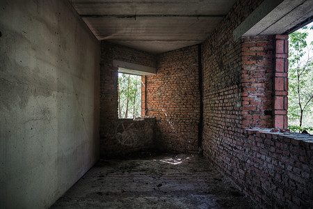 一座废弃的未完工旧建筑的内部图片