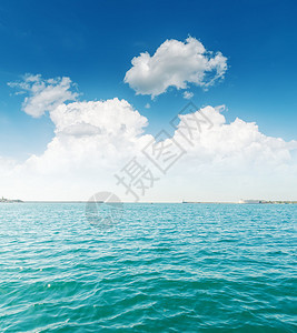 白云和绿松石海图片