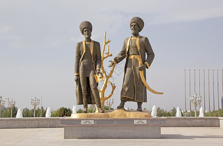 土库曼斯坦阿什哈巴德独立纪念碑上的古代诗人雕塑阿什哈巴德是土库曼斯坦的首都纪念碑的元素纪念土库曼斯坦的独立日期图片