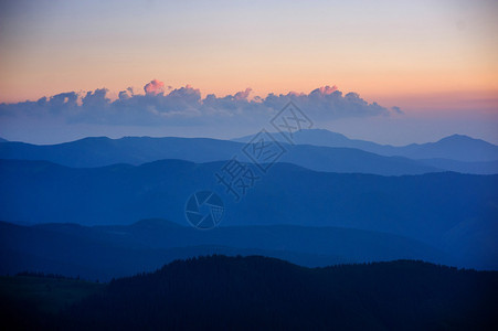 日落时山的蓝色背景图片