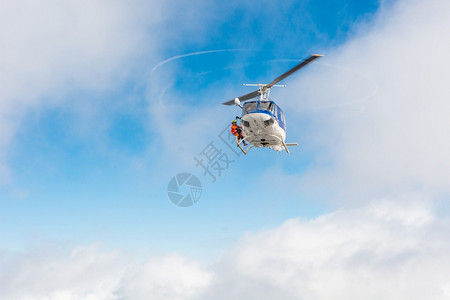 救援直升机与救援机一起飞图片