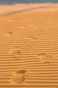 以沙浪为背景的脚印图片