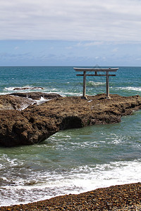 日本传统的日本大门和海洋风景美图片