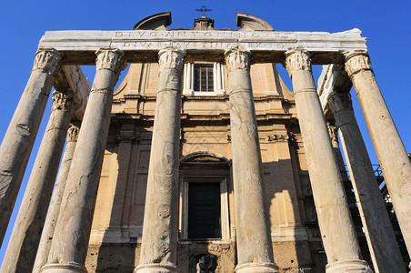 意大利罗马广场的安东尼和福斯蒂娜神庙改建为天主教堂图片