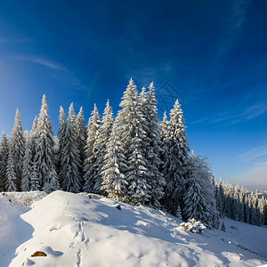 童话王子山上的蓝天白雪皑背景