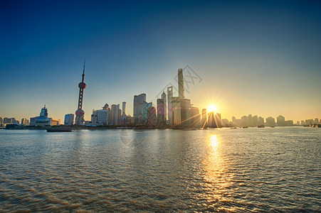 上海浦东香格里拉饭店在日出期间的上海浦东区地平线背景